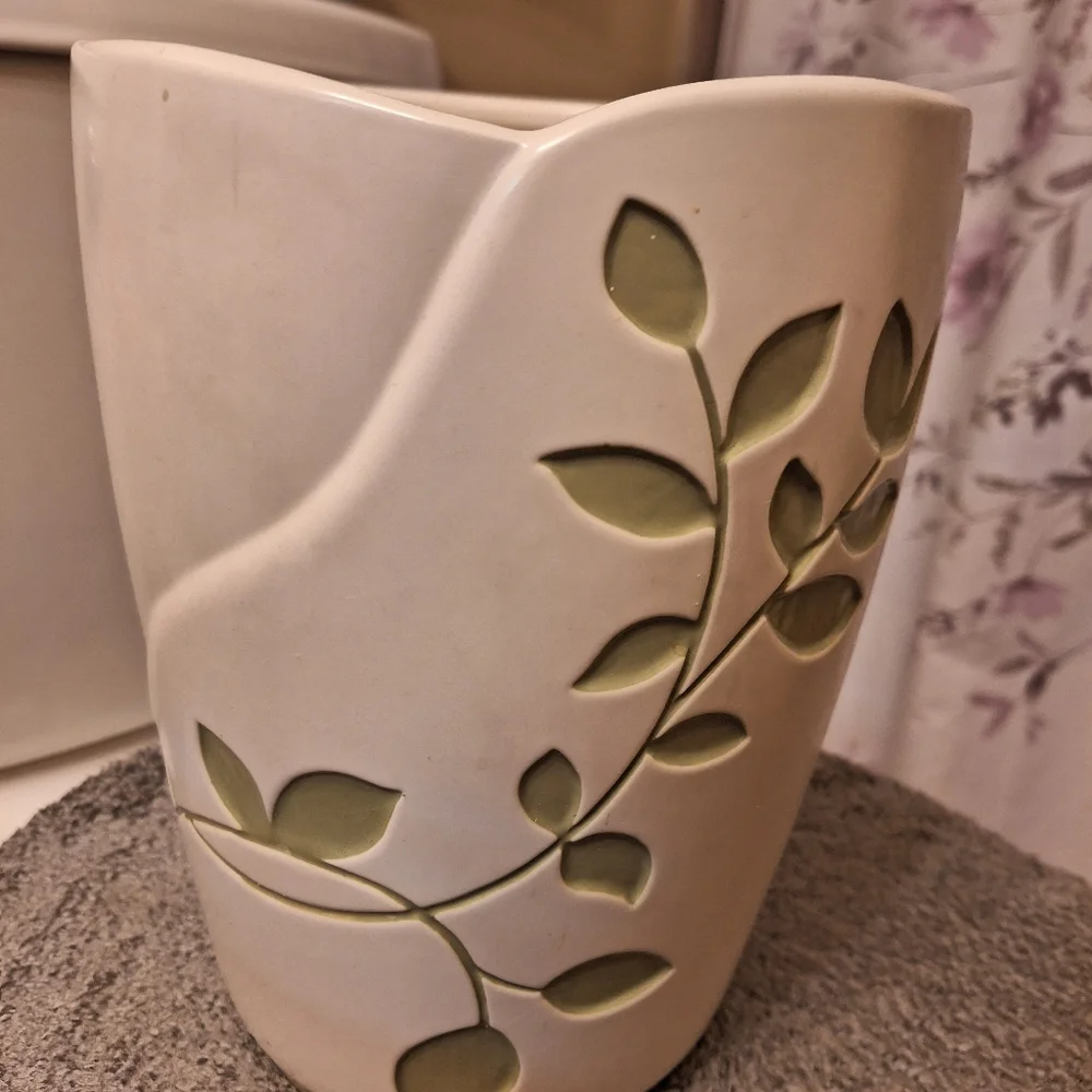 Ceramic bathroom set with matching shower curtain and decorative towels - Picture 2 of 6